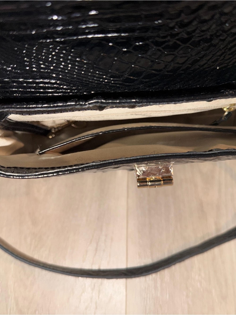Brahmin Black Croc-Embossed Crossbody Bag with Turn-Lock Closure - Picture 3 of 4